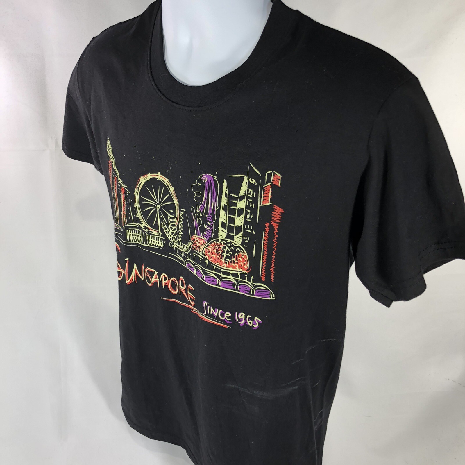 SINGAPORE SHIRT MEDIUM (FITS SMALL) BLACK SHORT SLEEVE GRAPHIC LOGO TEE