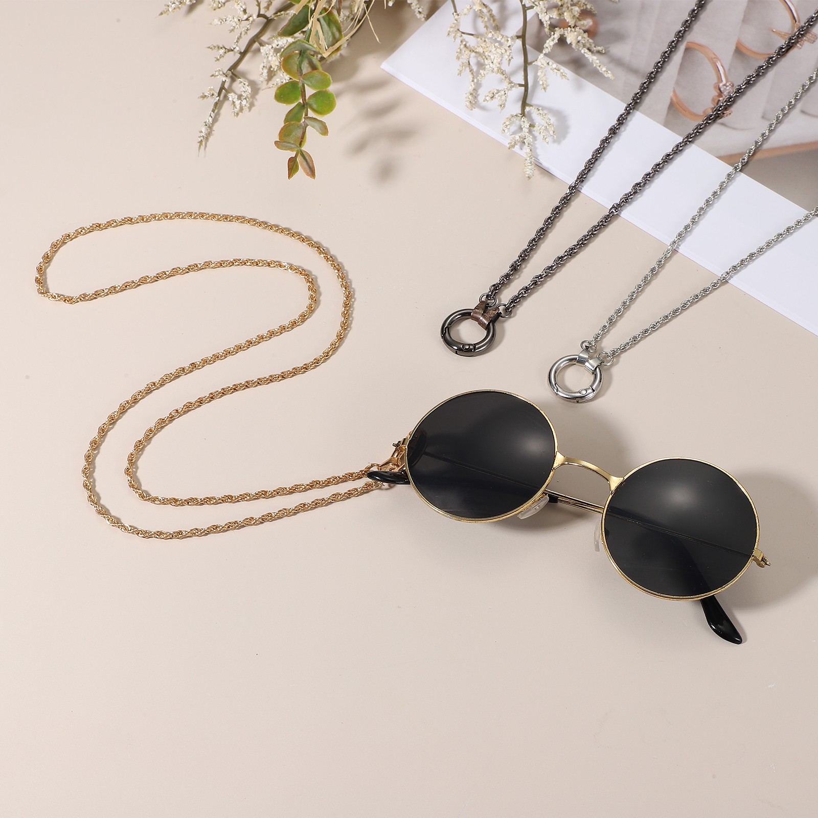 2Pcs Glasses Holder Round Eyeglass Holder Necklace Ring for Women White Black