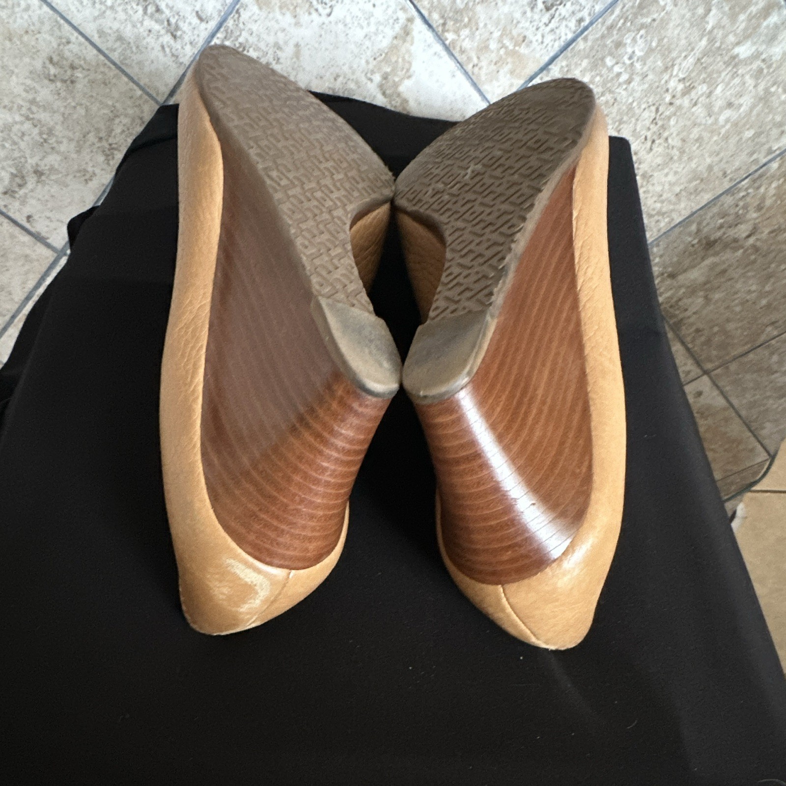 Tory Burch Beige Leather Round Toe Logo Wedge Pump Heels Slip On US 8 M