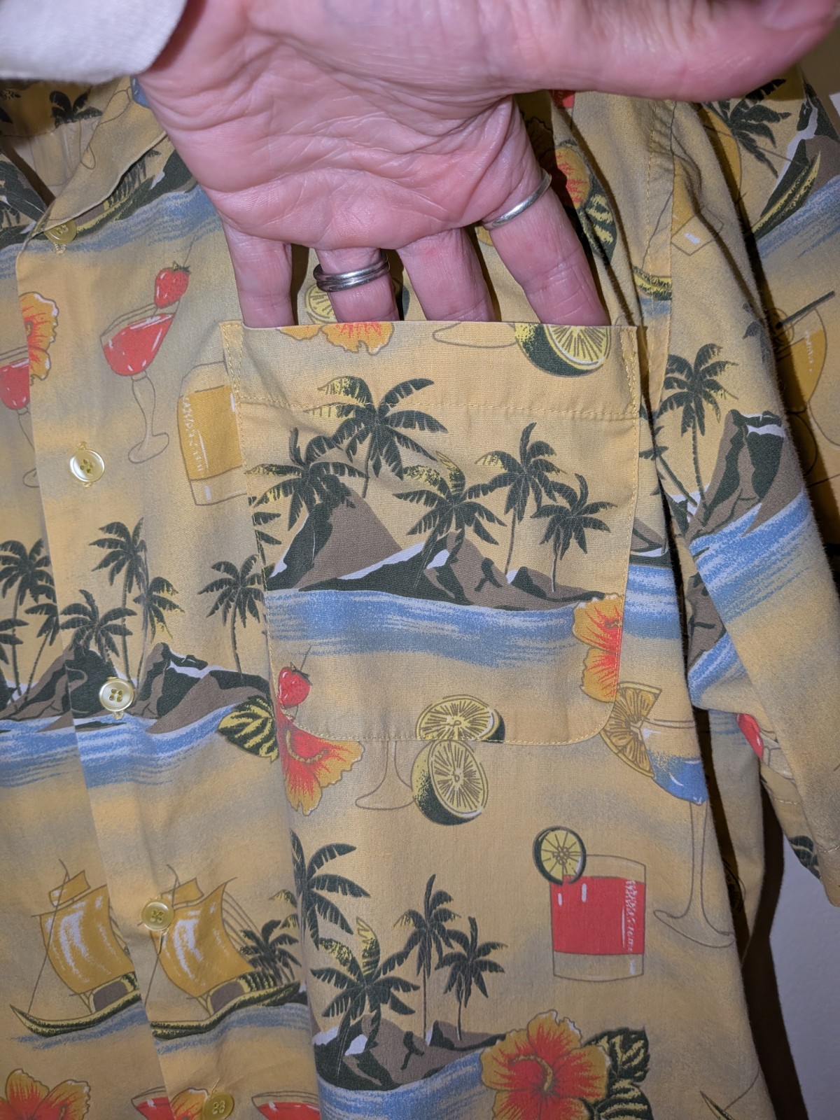 Blue Generation Hawaiian Print Men’s Button-Up Shirt Yellow Size Large