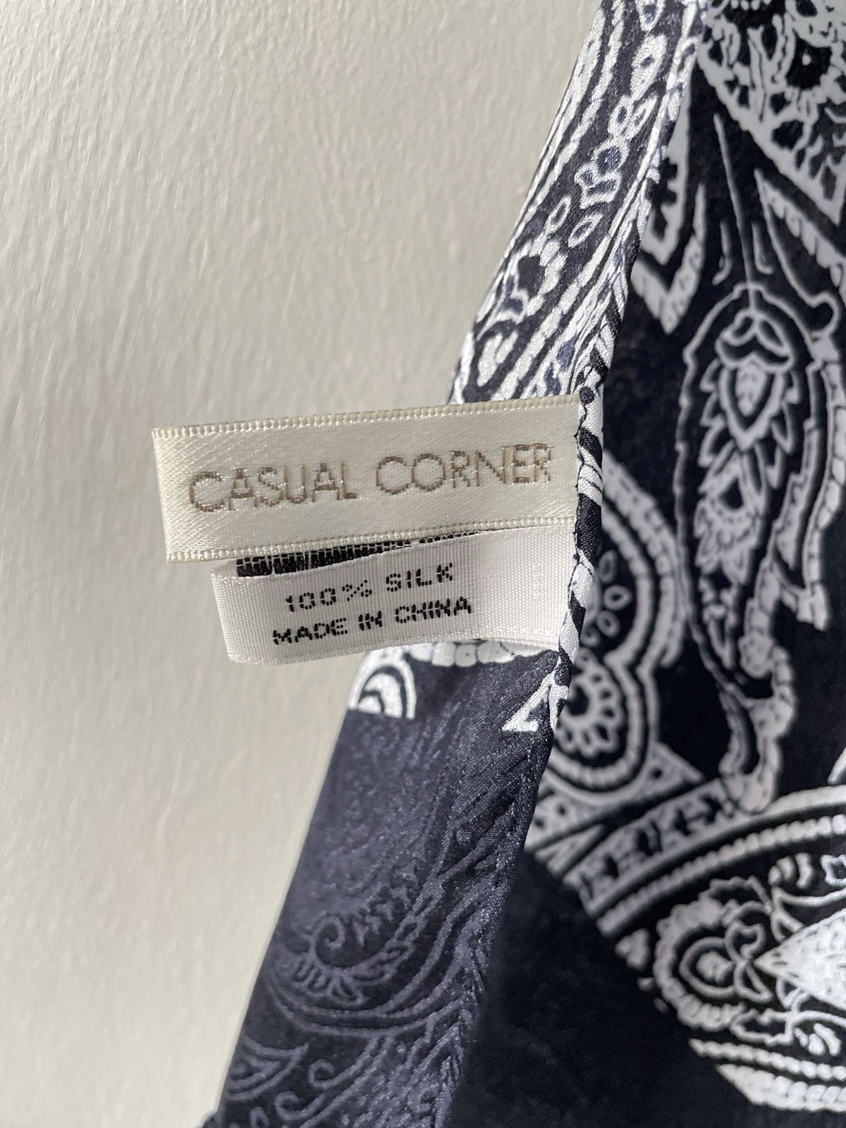 Casual Corner 100% Silk Navy & White Paisley Rectangle Scarf w/ Fringe 63 x 10