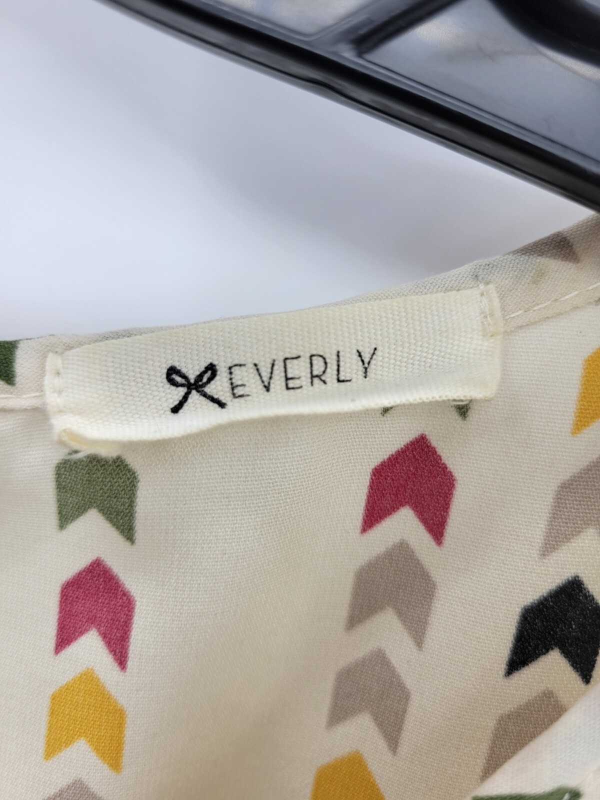Everly Top Womens Medium Tan Colorful Arrow Print Boho Trendy Popover