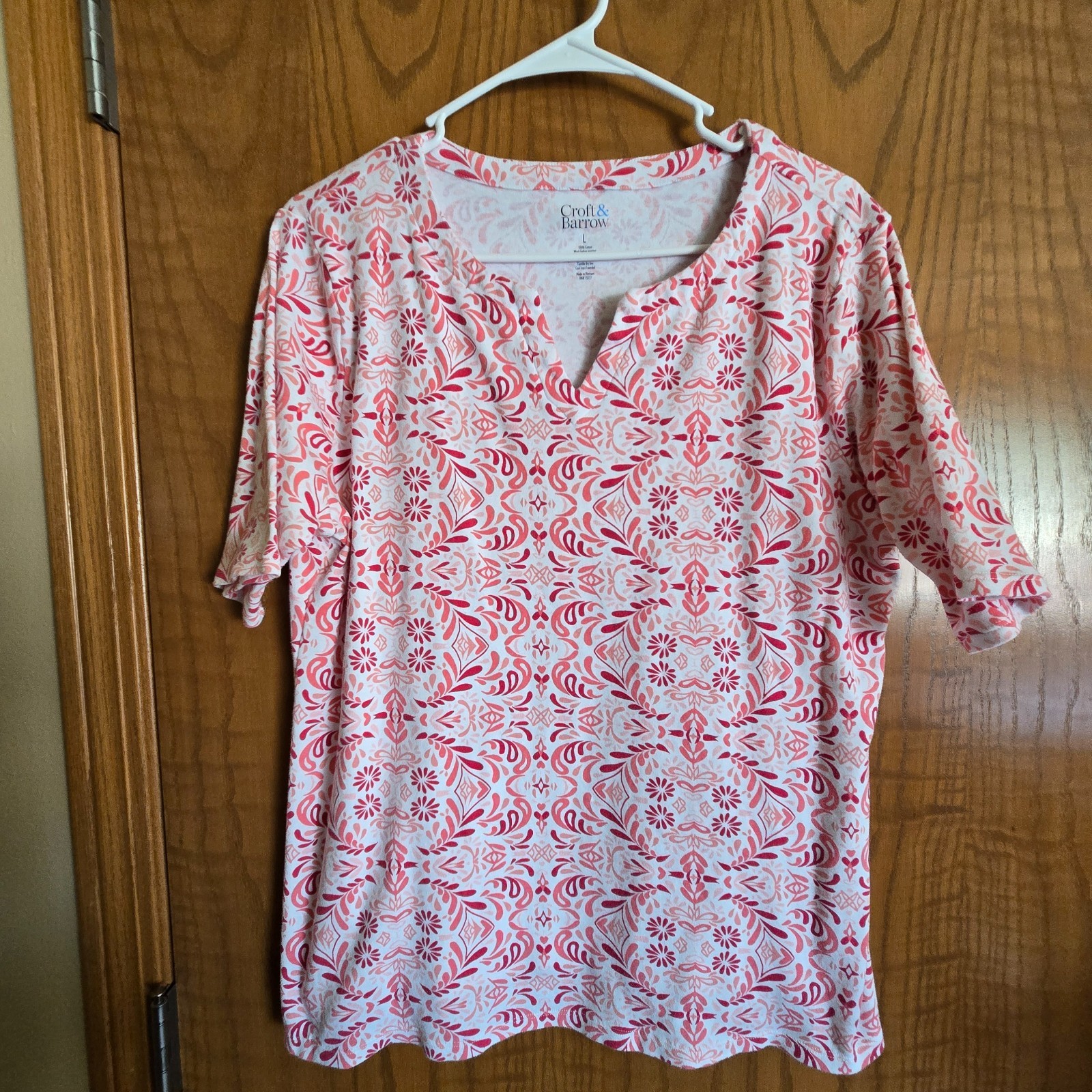 croft & barrow pink small print short sleeve tee w/ split v neck L