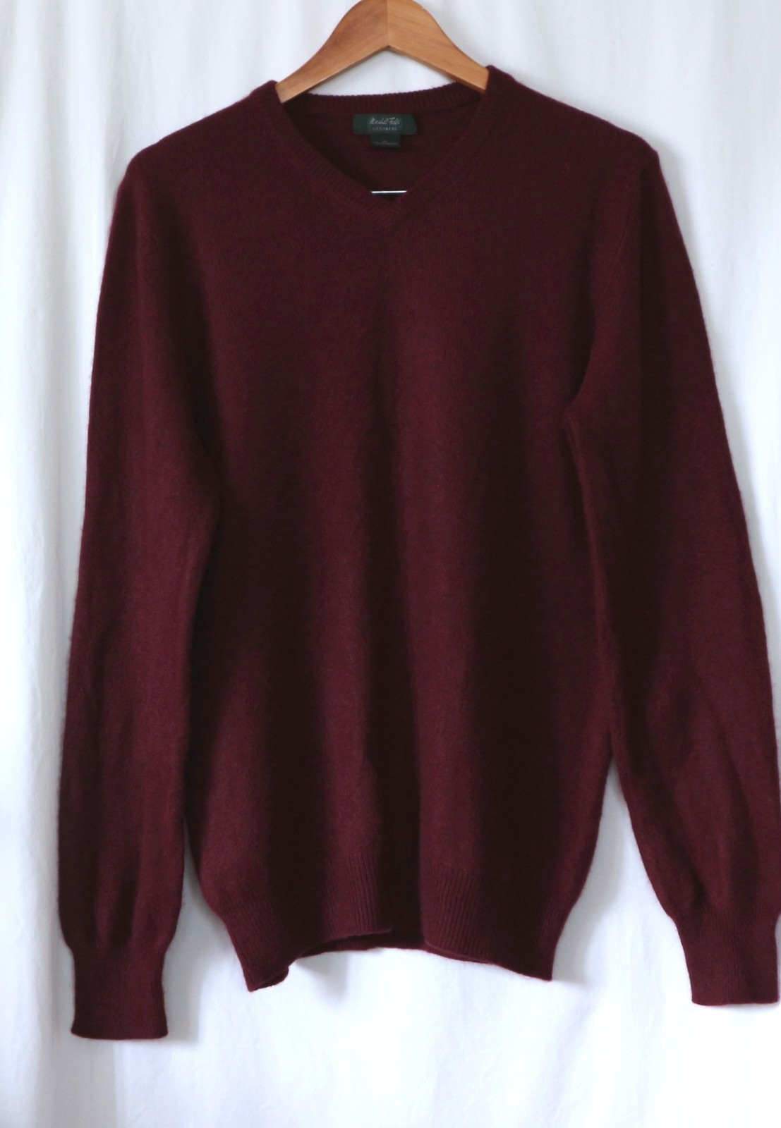 VTG MARSHALL FIELD’S Mens Wine Cashmere VNck Swtr 40 In Chst 27.5 In Lng Sz M EX