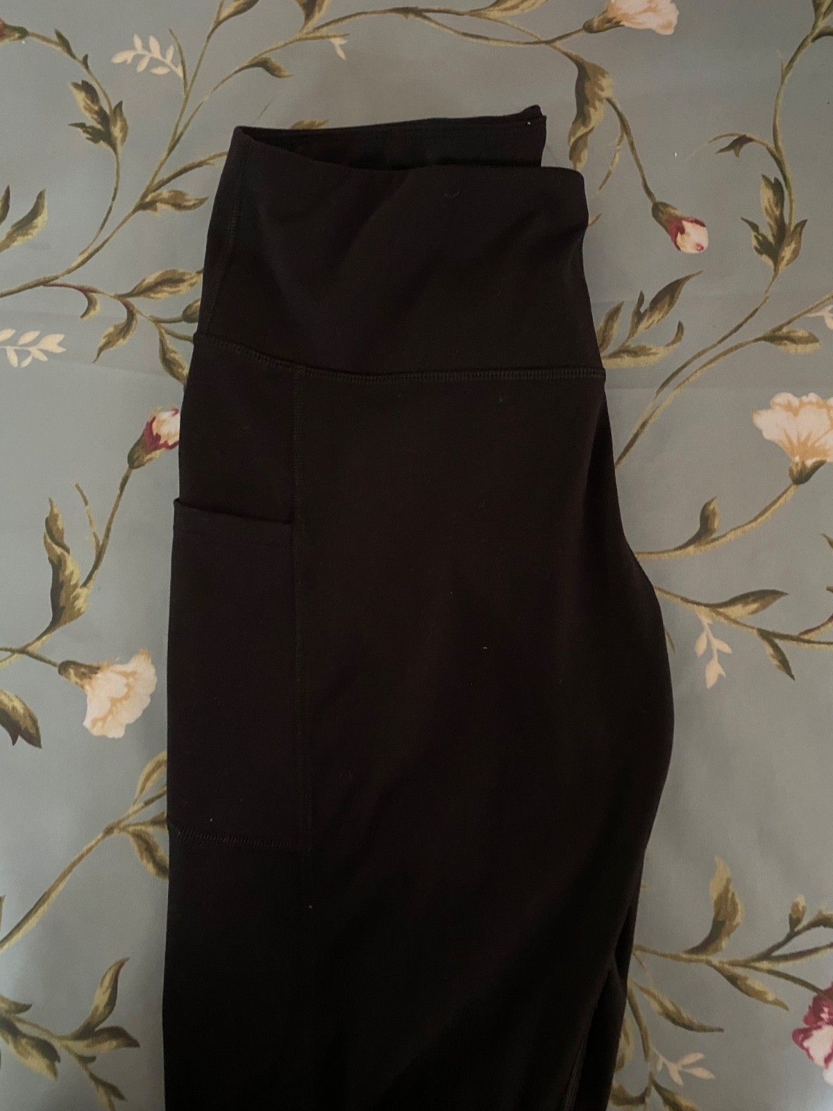 IUGA Cropped Black Capri Athletic Leggings (Large), with pockets and high waist