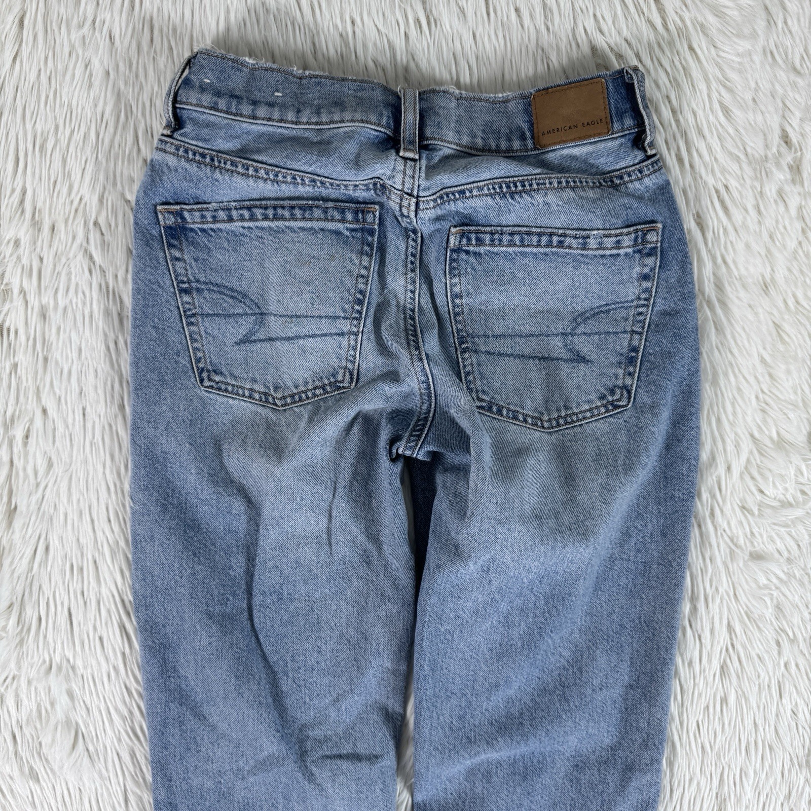 American Eagle Light Wash 90’s Distressed Mid-Rise Straight Jeans Women’s 0S