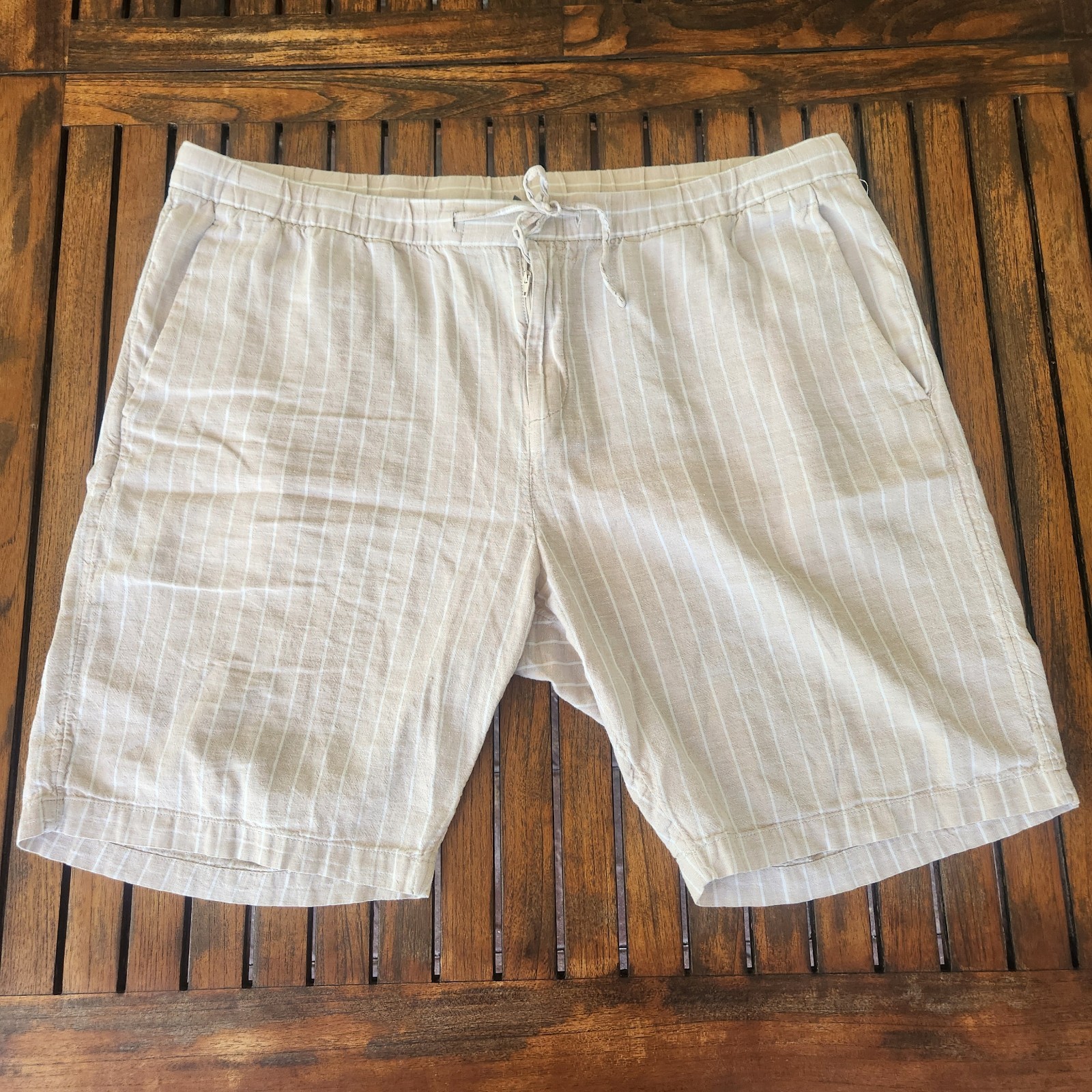 Men’s H&M Neutral Beige And White Pin Stripe Lightweight Shorts Size 2XL Preppy