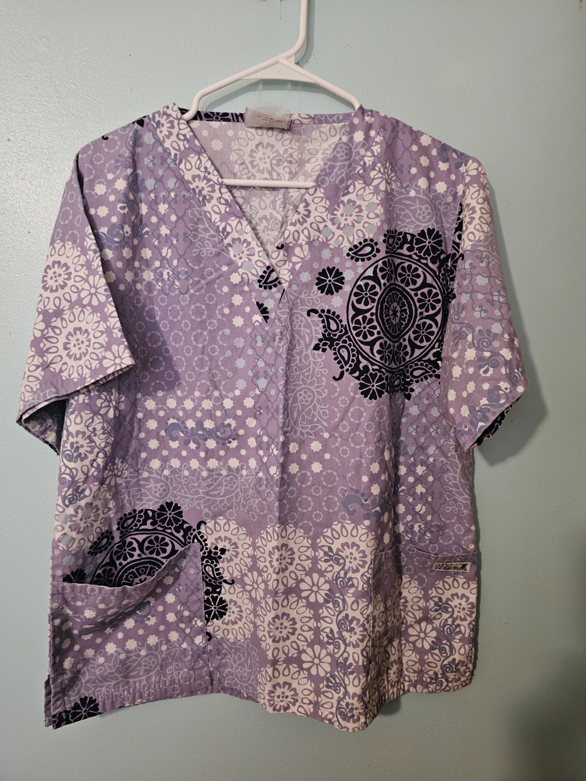 UA Scrubs Brand Medallion Type Print Scrub Top – sz L