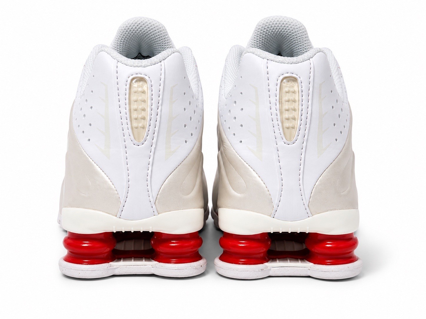 NEW Nike Shox R4 Women’s Size 6/Youth 4.5 White Phantom Red Running Shoes N36