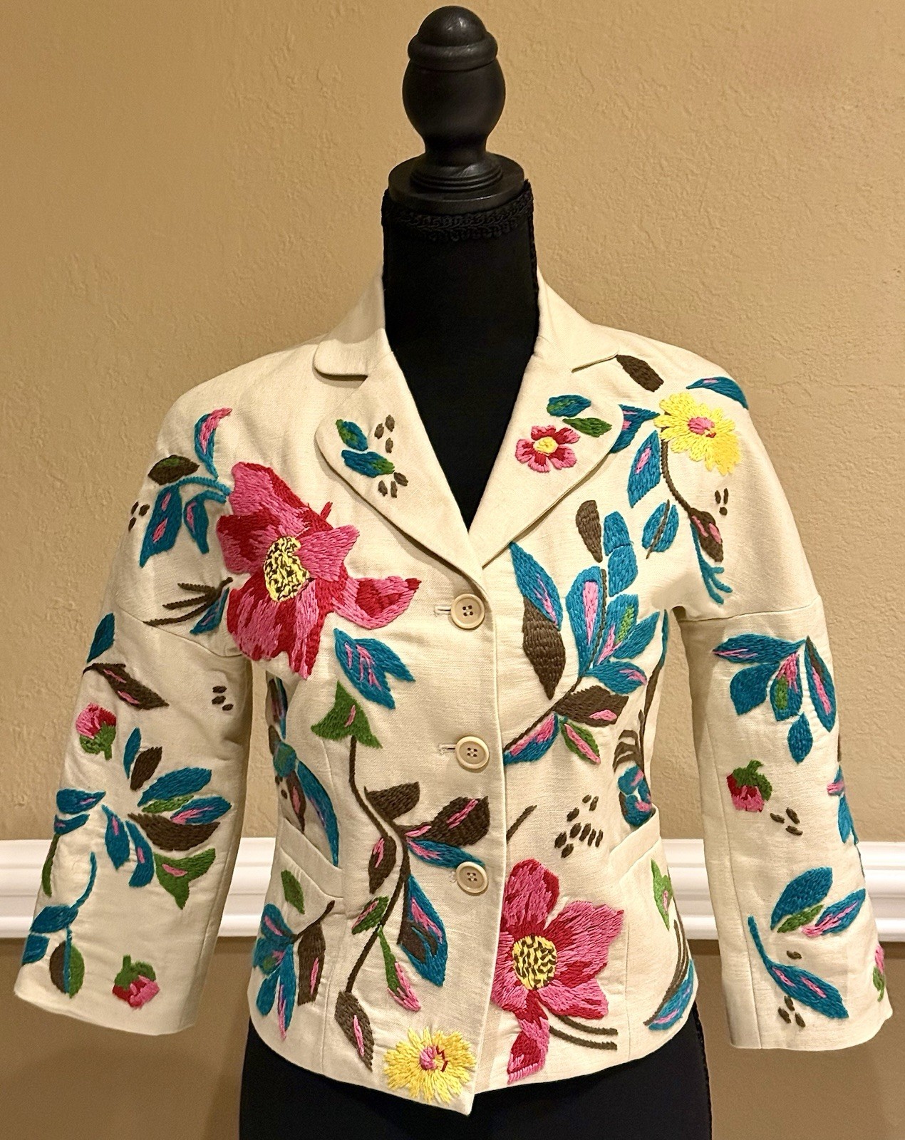 Beautiful BCBGMAXAZRIA XS Floral Embroidered Button Front Collared Jacket❣️