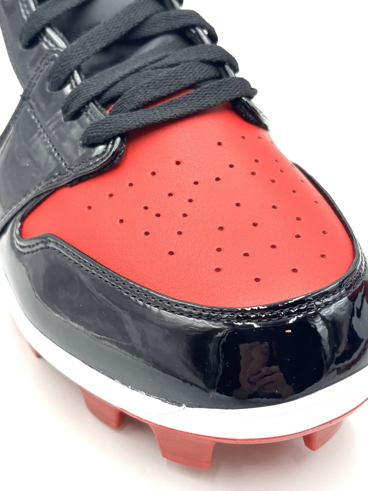 Air Jordan 1 Retro MCS Bred Toe Baseball Cleats AV5354-600 Men’s Size 9.5
