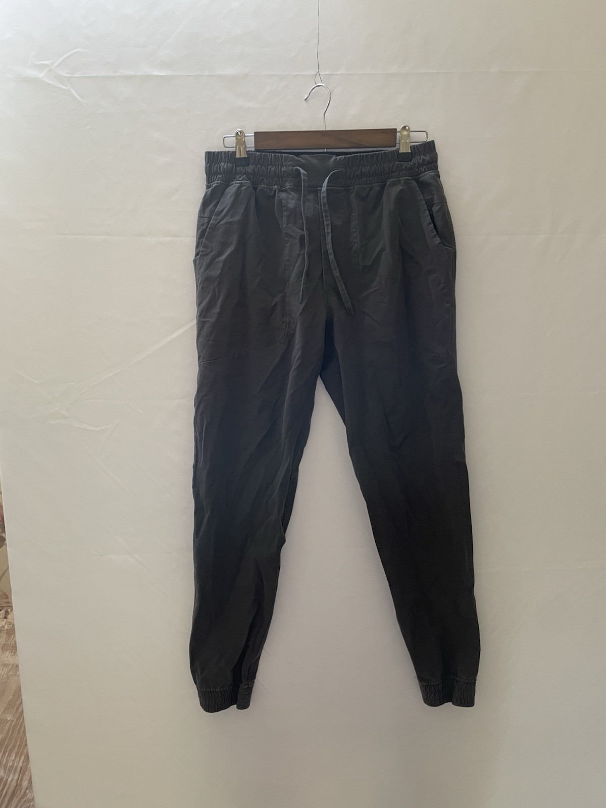 M Men’s Gray Jogger Pants M 30″ Waist Polyester Blend Drawstring Pockets