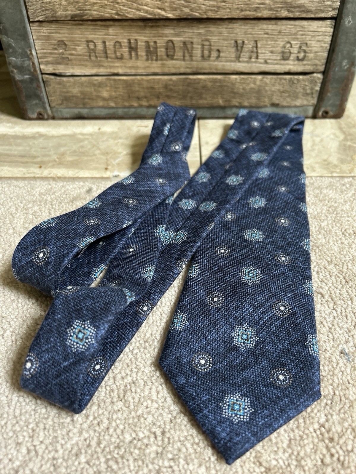 ROSI COLLECTION men’s tie – 100% silk – blue mix with medallions – 3 1/8″