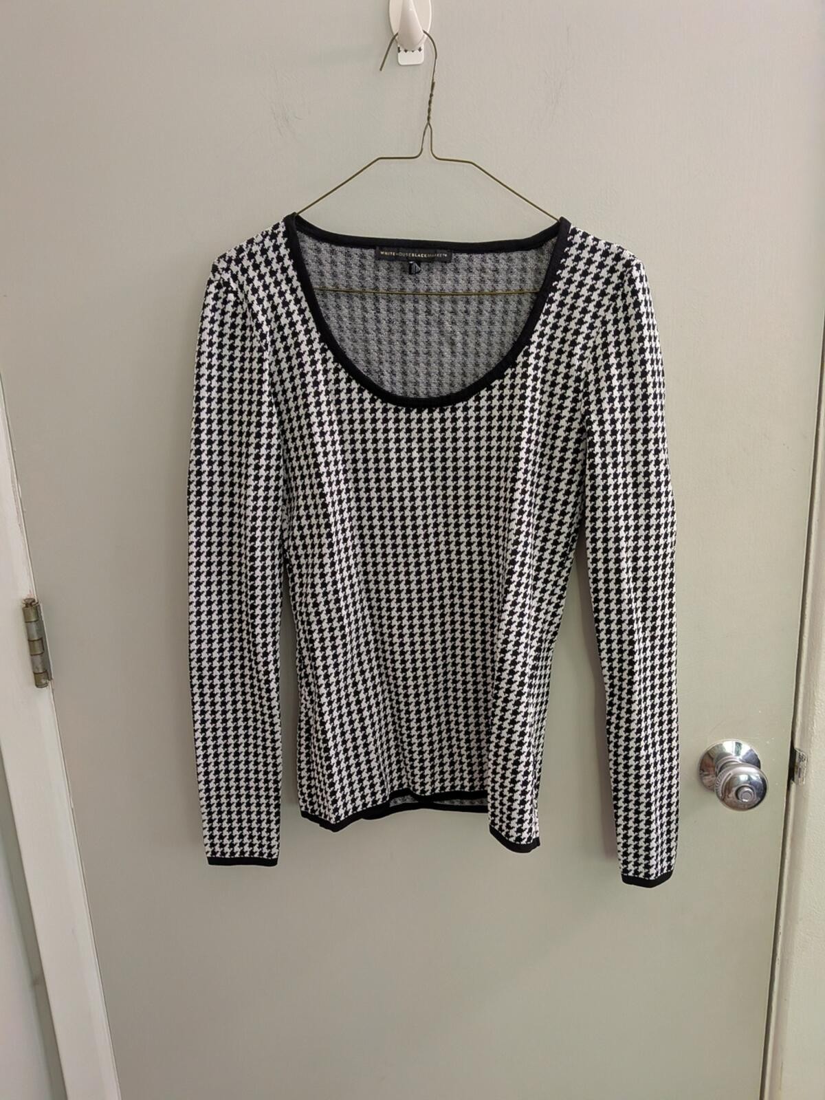 White House Black Market Black & White Houndstooth Scoop Neck Top Small Luxury