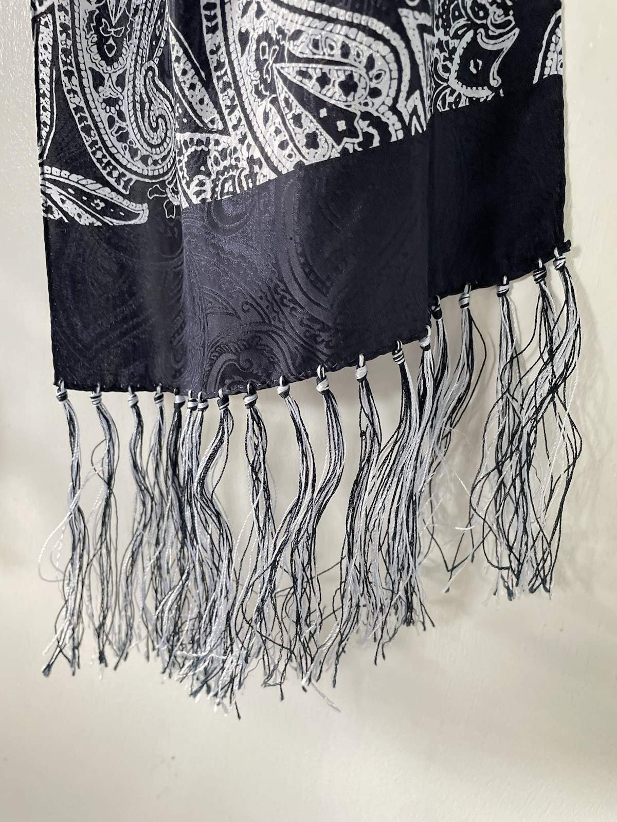 Casual Corner 100% Silk Navy & White Paisley Rectangle Scarf w/ Fringe 63 x 10