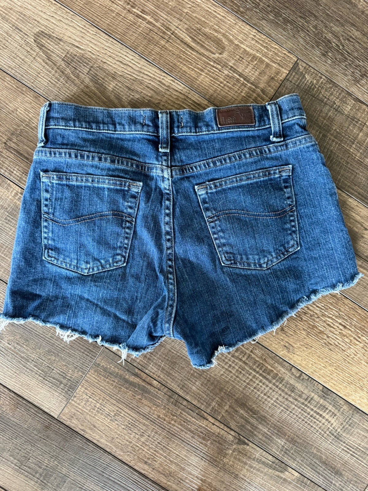Vintage Lee Relaxed Fit Mid Rise Denim Shorts Blue cut offs Petite 6, 5-Pocket