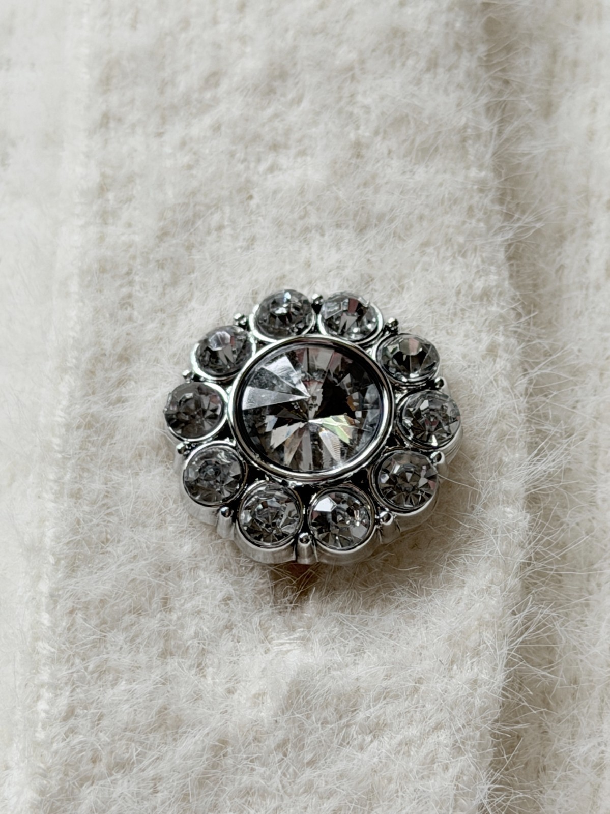 NEW w/o tags Lovely LIZ CLAIBORNE Soft Sweater Rhinestone Buttons – S