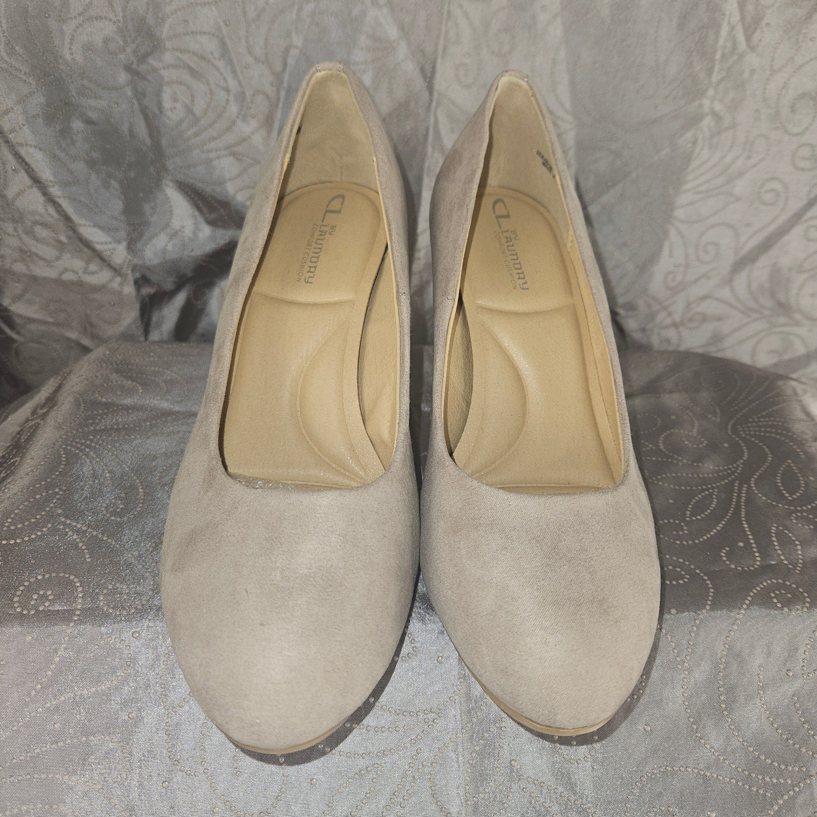 CL by Laundry Beige Microsuede Block Heel Pumps Round Toe Womens 7 Wide LCA-001W