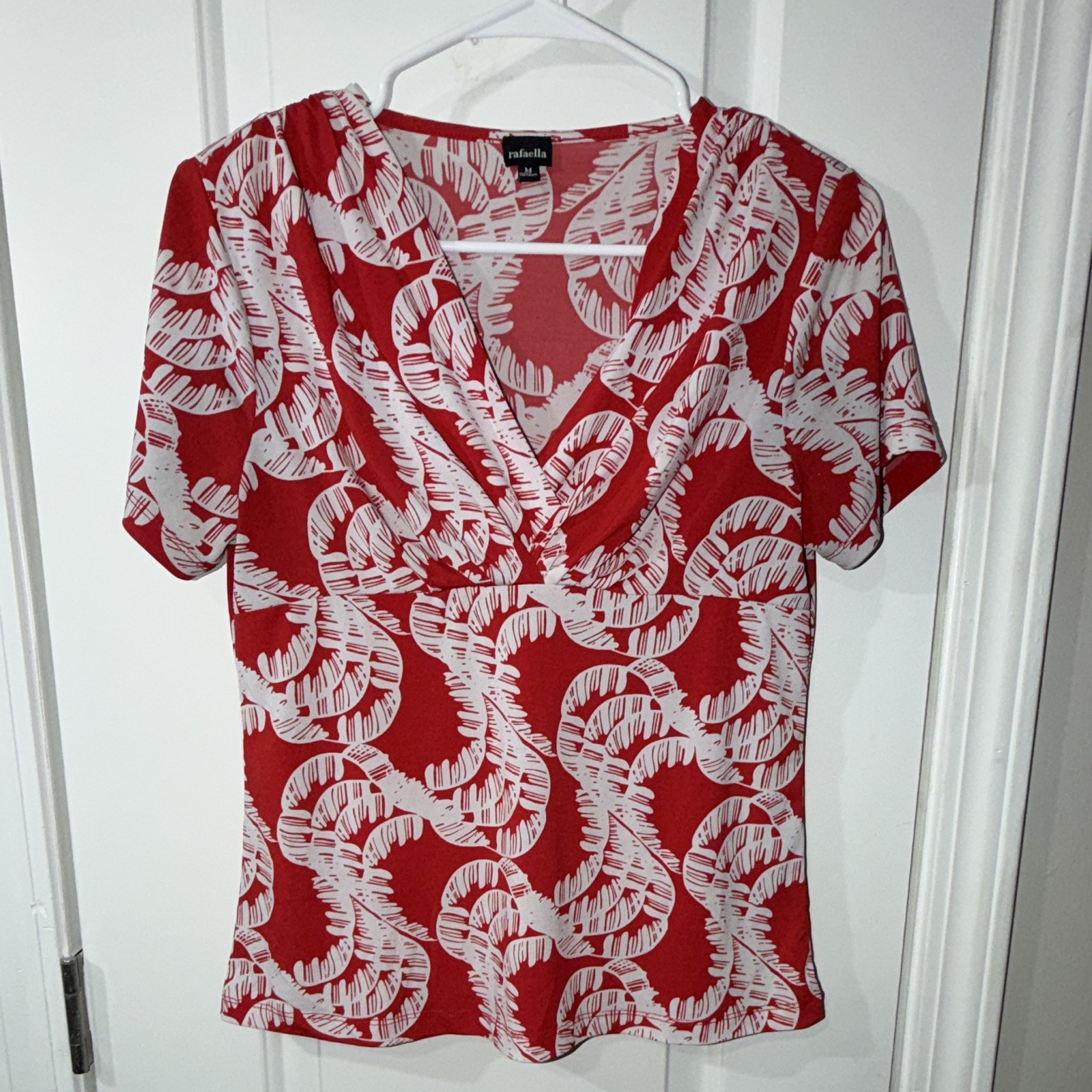 Rafaella Women’s M Red/White Abstract V-Neck Short Sleeve Pullover Blouse Top