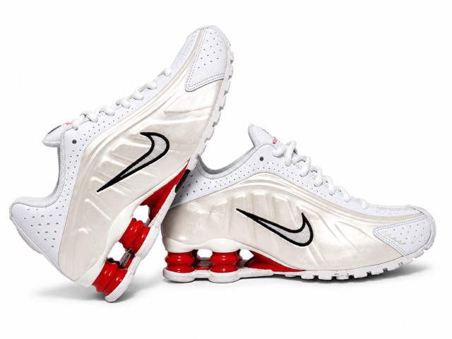 NEW Nike Shox R4 Women’s Size 6/Youth 4.5 White Phantom Red Running Shoes N36