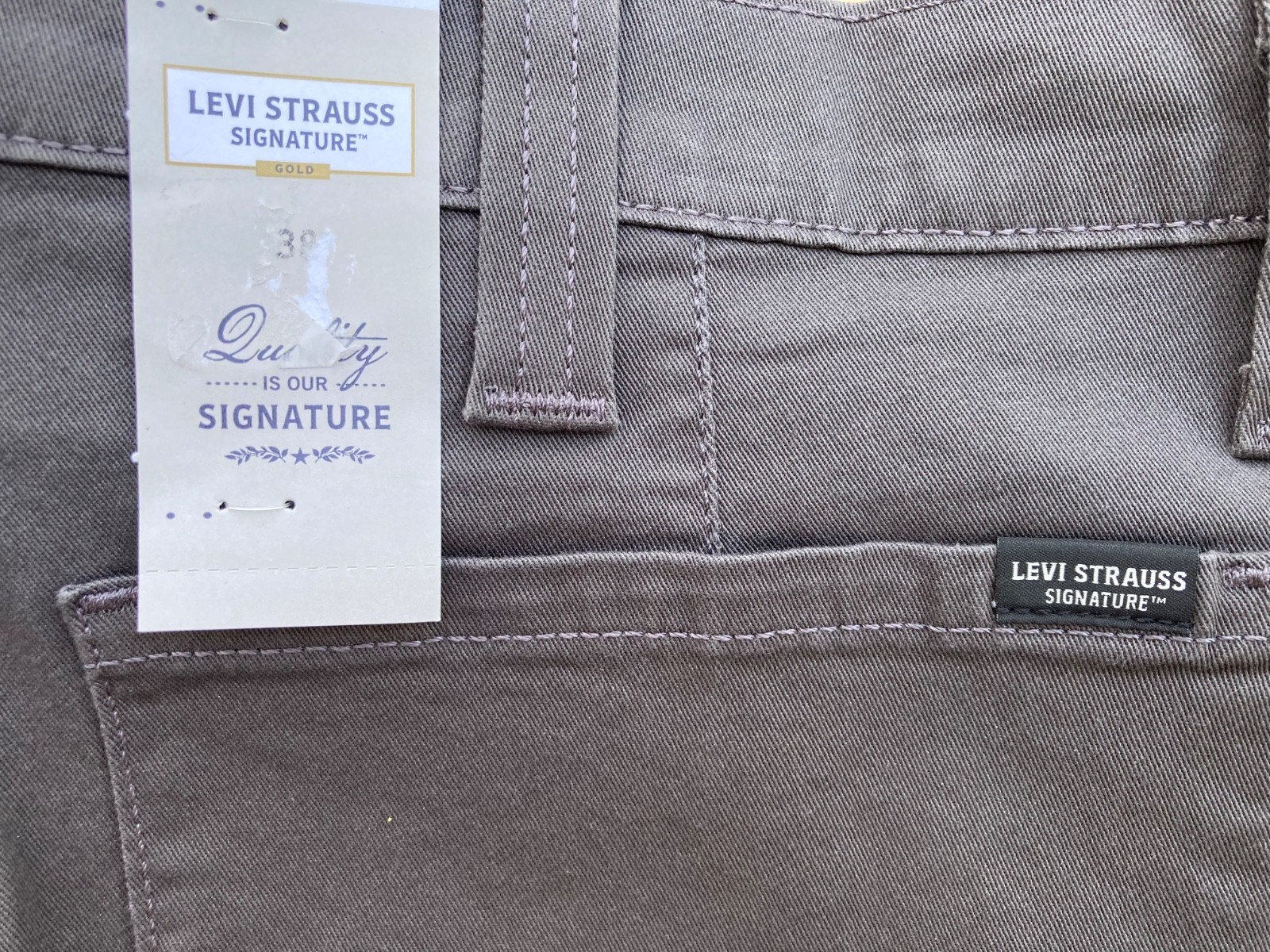 NEW Levis Signature Essential Cargo Shorts Mens 38 Super Flex Fabric 10” Inseam