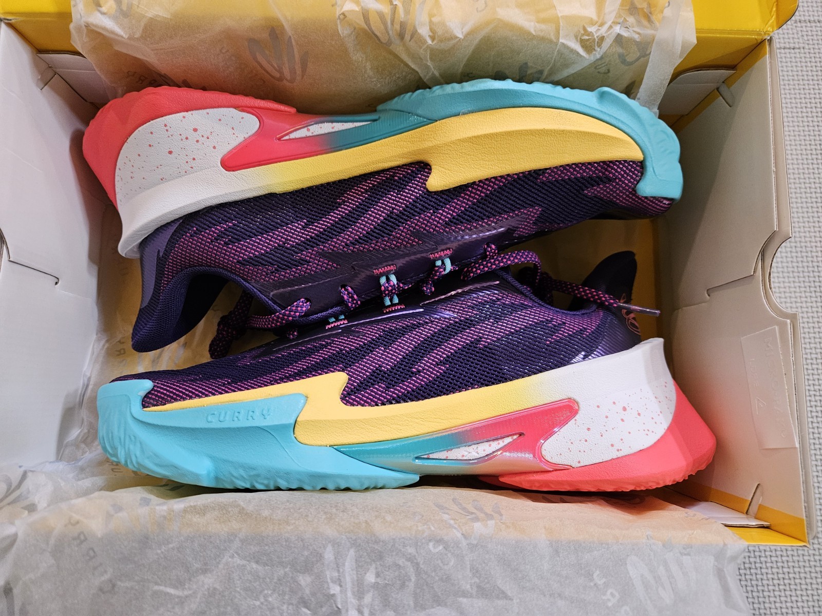 Size 10 – Under Armour Curry Series 7 Curry World Tour 3027983-500 Brand New
