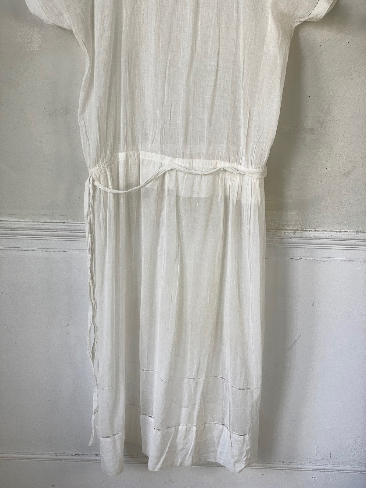 White Muslin Weight Dress Cotton Dress Drop Waist 1910s 1920s French Workwear L