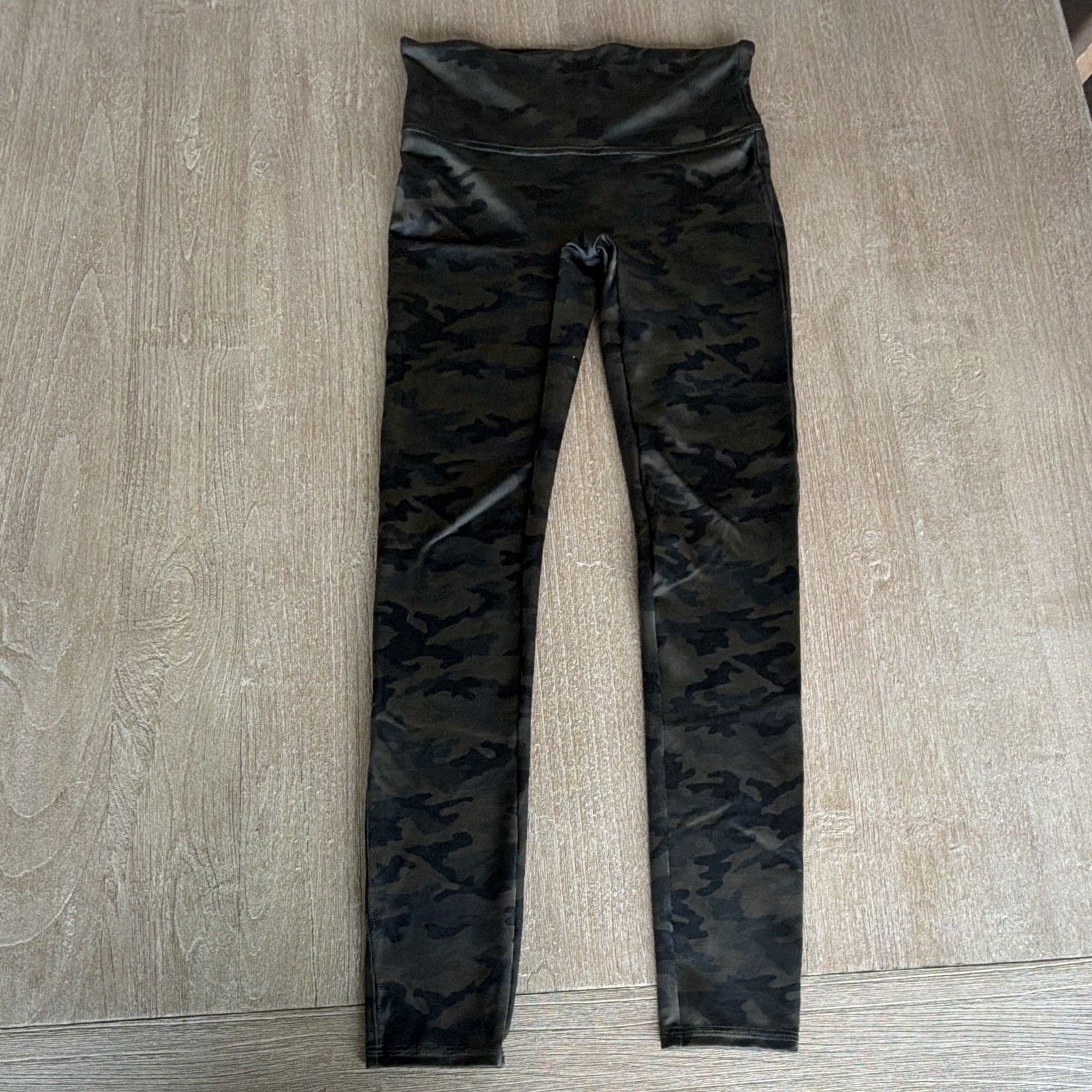 SPANX Womens Regular M Army Green Camouflage Pattern Ankle Style Leggings