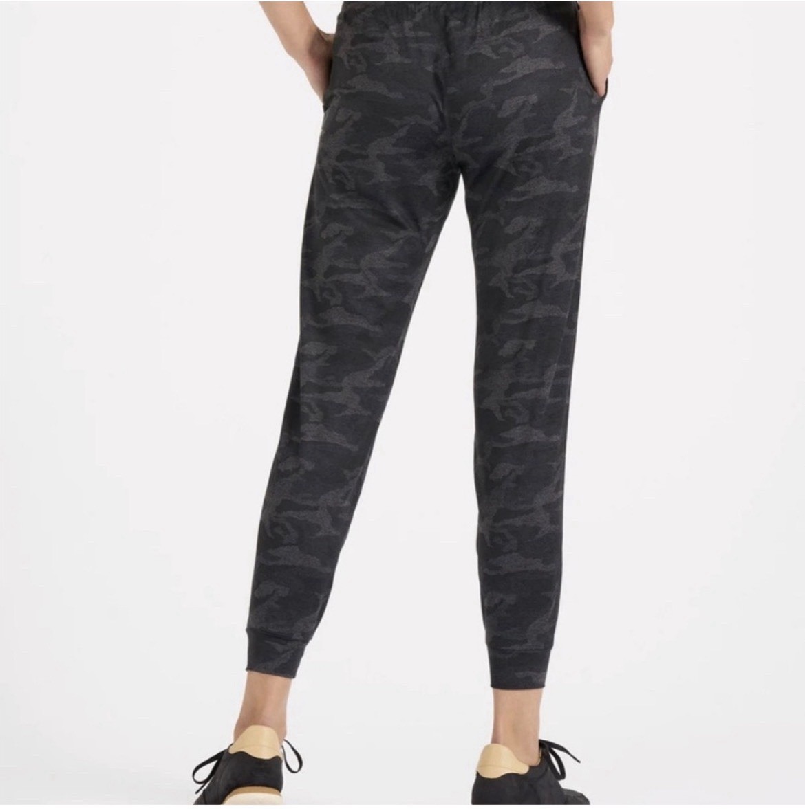NWT Vuori Camo Performance Jogger XS