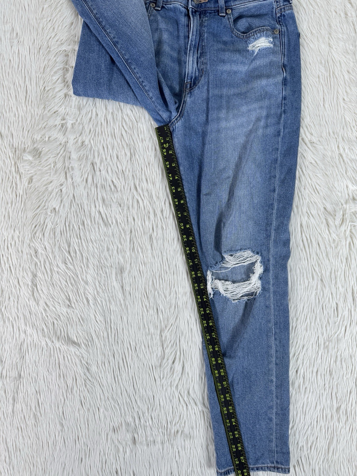 American Eagle Medium Wash Distressed High-Rise Mom Denim Jeans Women’s 6R