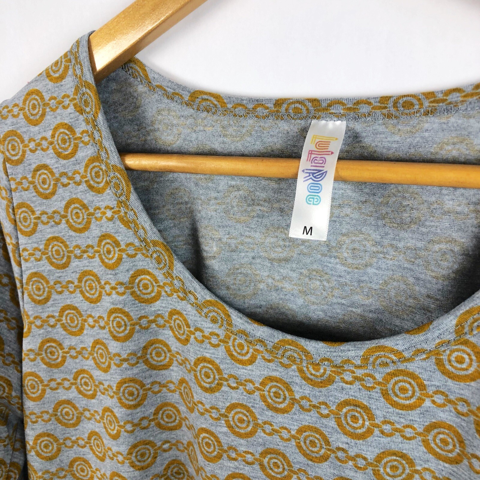 Lularoe Lynnae Tee Womens Medium Gray Gold Chain Print Trendy Lightweight