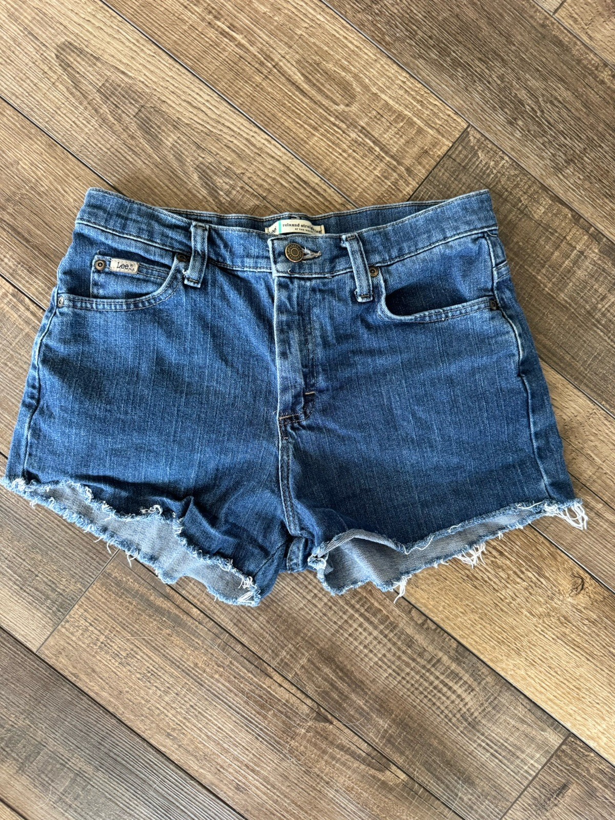 Vintage Lee Relaxed Fit Mid Rise Denim Shorts Blue cut offs Petite 6, 5-Pocket