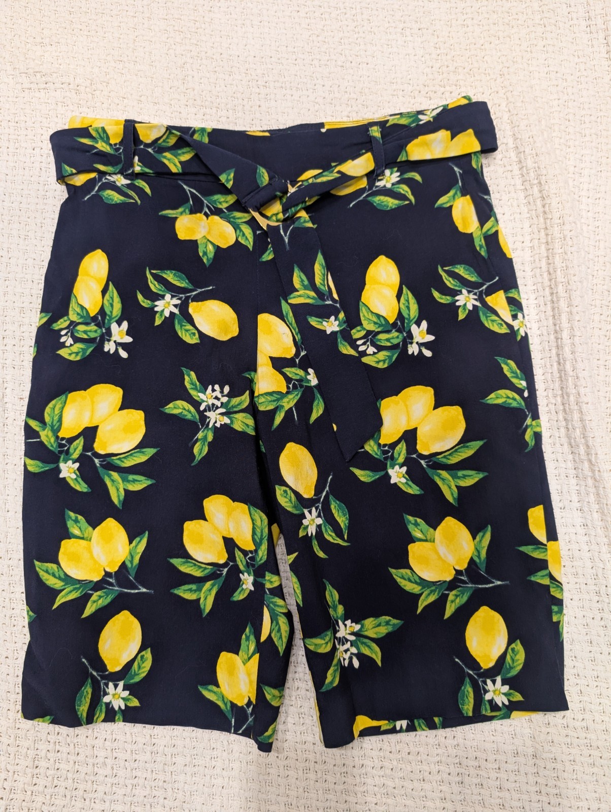 Navy Blue/Lemon Print Pullon Woman’s Shorts Size 8 Attrye Rayon Nylon Spandex