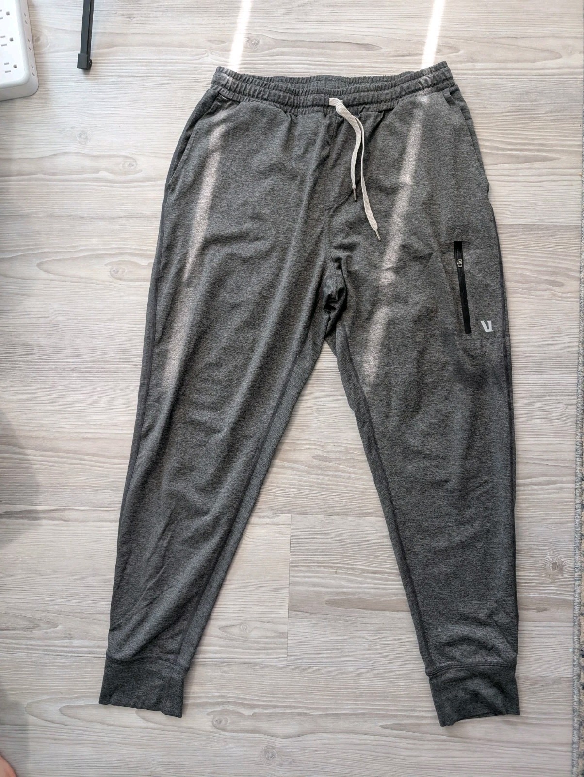 Vuori Men’s Gray Jogger Pants M Drawstring Elastic Waist Zip Pocket