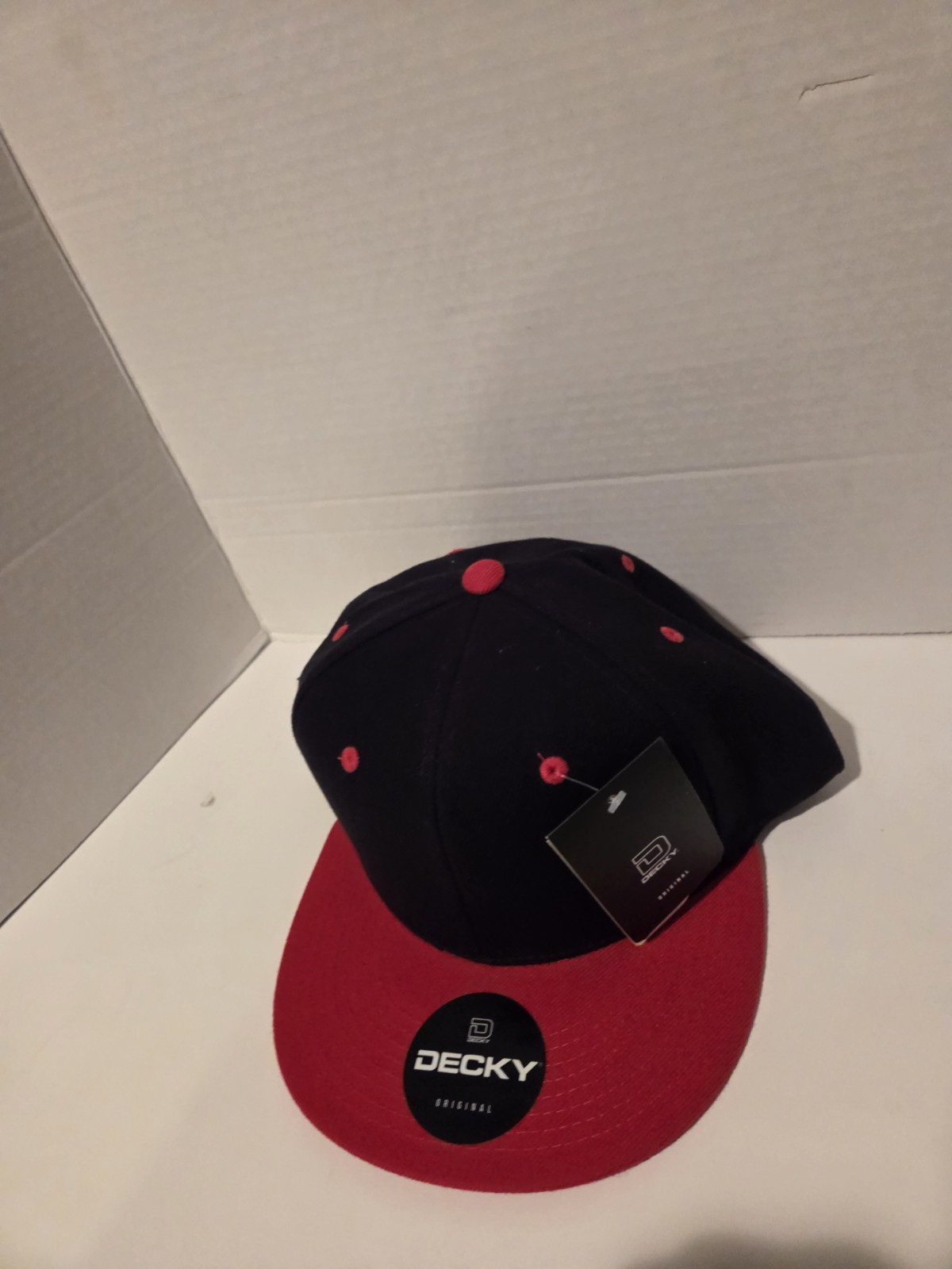 Decky 351 – Blank 2-Tone Snapback Hat, 6 Panel Flat Bill Polyester Black & Red