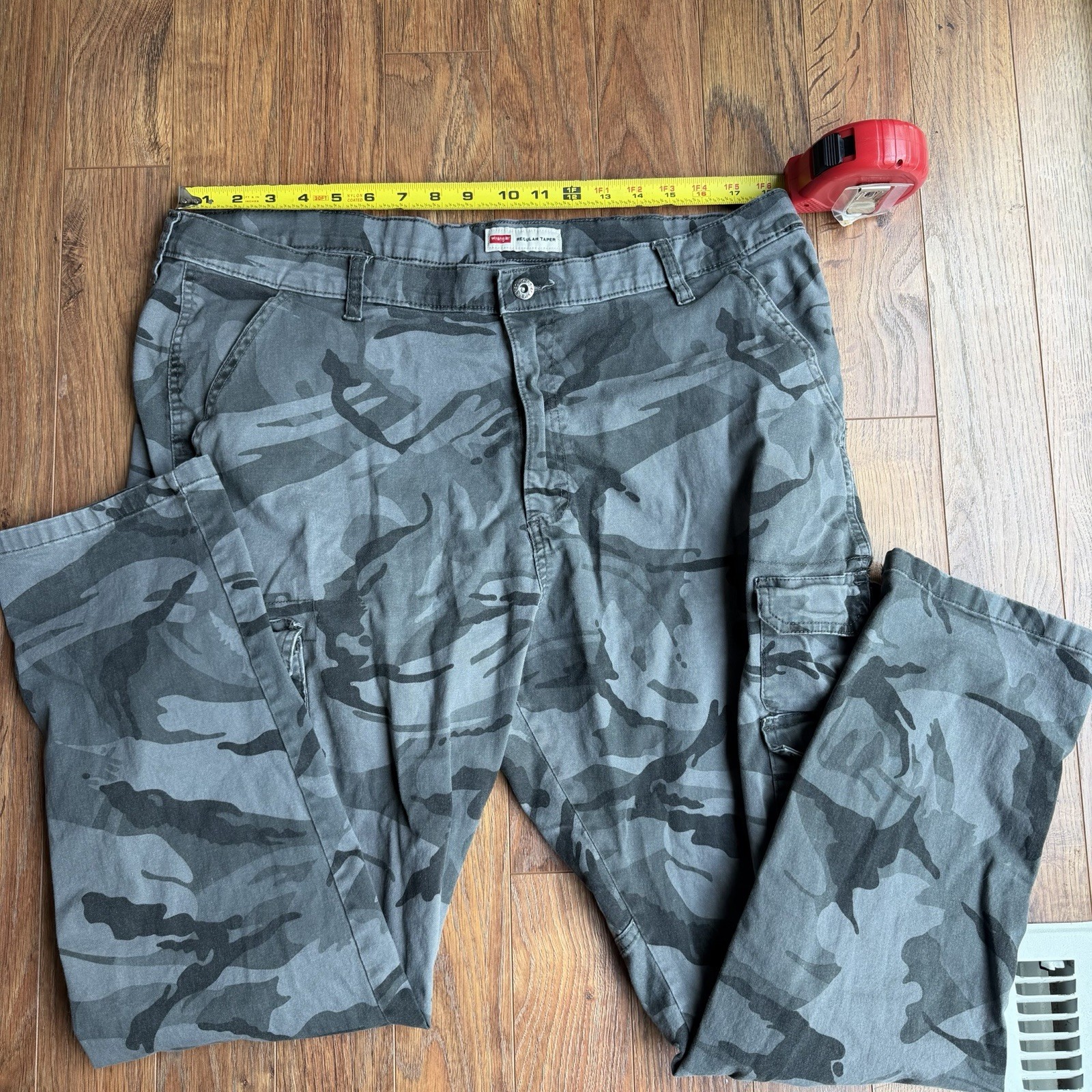 Levi’s Men’s Gray Camo Cargo Pants Straight Regular Fit size 38
