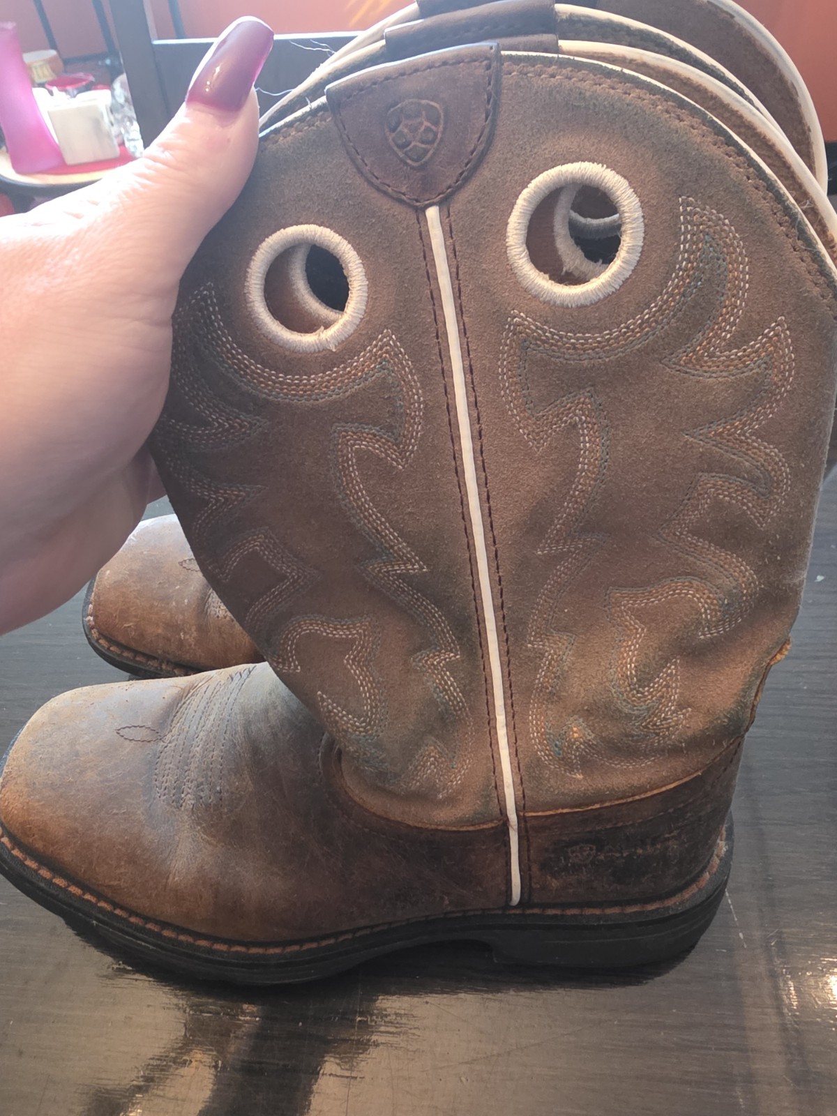 Classic Ariat western pull-on boots leather upper with contrast stitching. 5