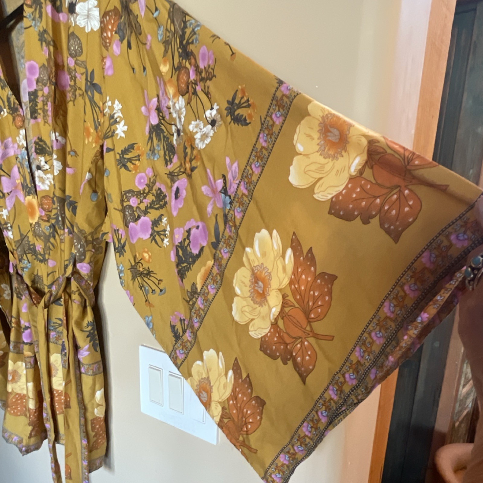Bellanblue Women’s Floral Rayon Woven Kimono Robe V-Neck Long Sleeve M