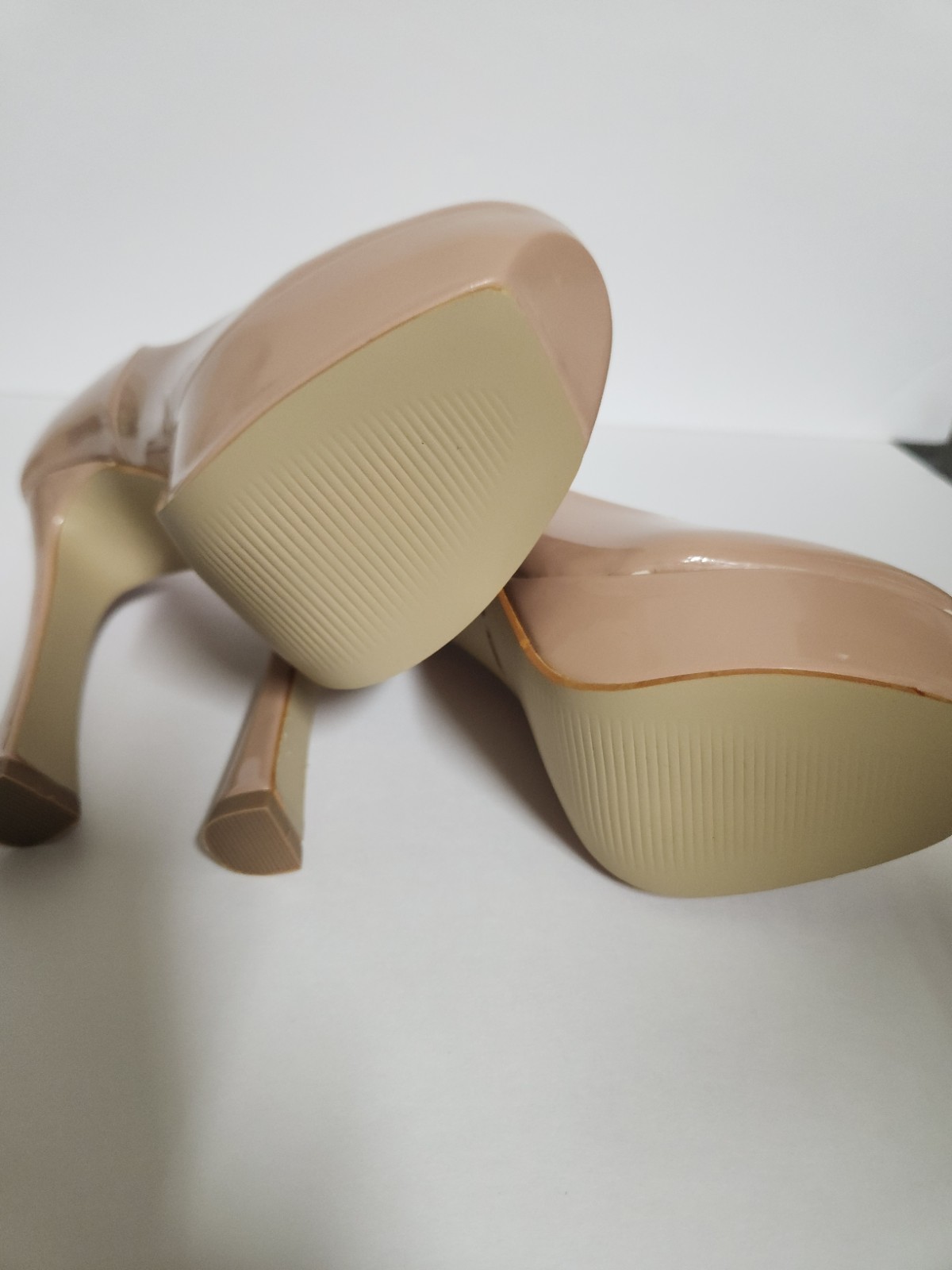 Mixx Shuz Nude Patent Round Toe Platform Pumps Heels Women’s Size 5.5