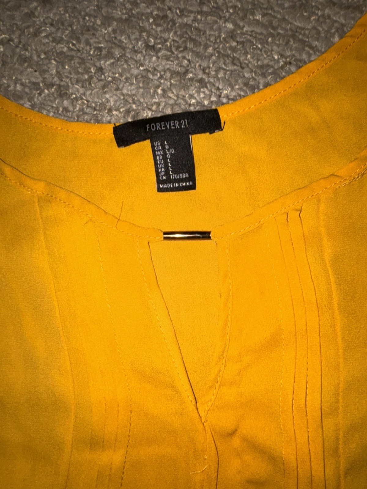 FOREVER 21 Women’s L Yellow Solid V-Neck Sleeveless Pullover Blouse Metallic