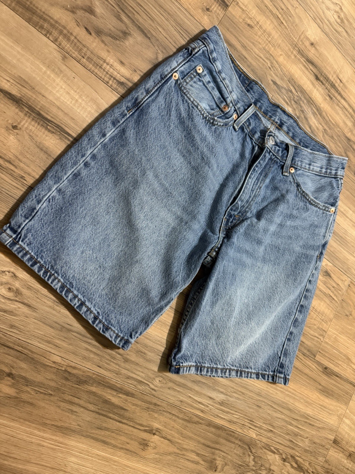 Levi’s Men’s Blue Medium Wash Denim Jean Shorts Zip Fly 5-Pocket Logo