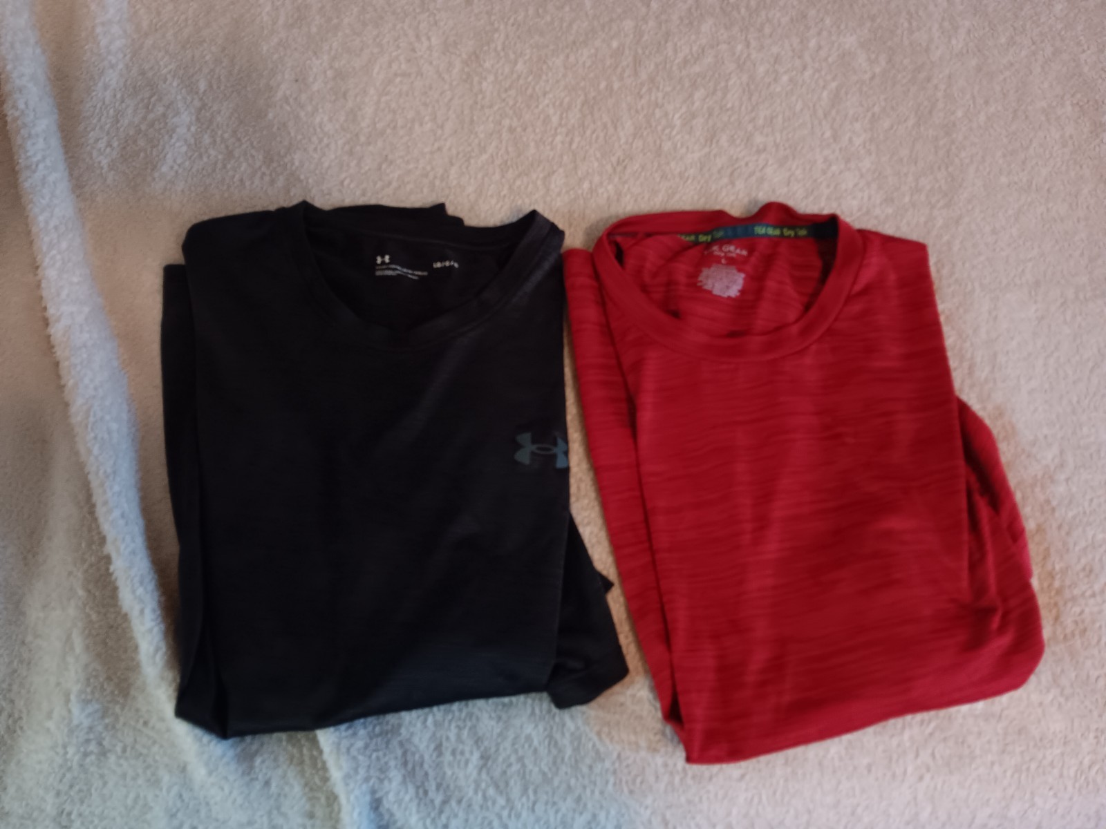 Set of 2 Men’s Athletic/Work Out T-Shirts by Under Armour and Tek Gear, Size L