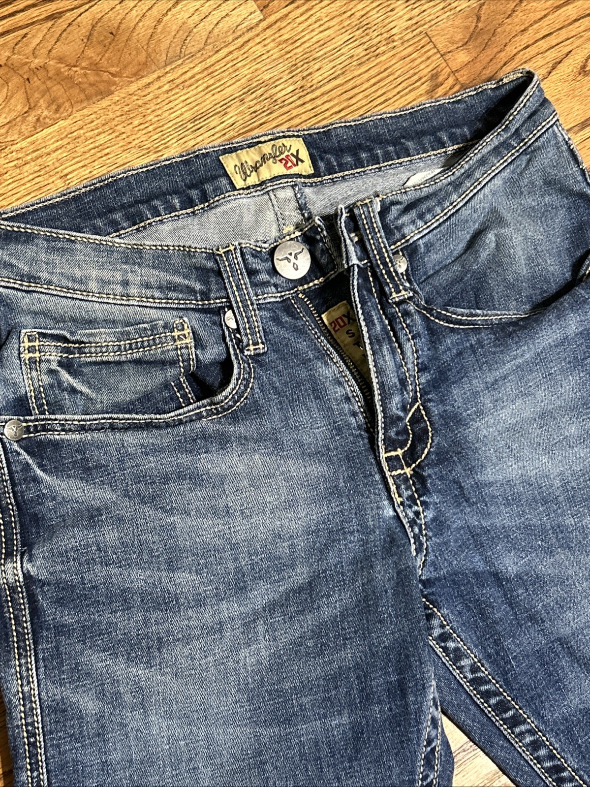 Women’s Wrangler 20x Jeans Size 28×30 Great Condition. 99% Cotton 1% Spandex