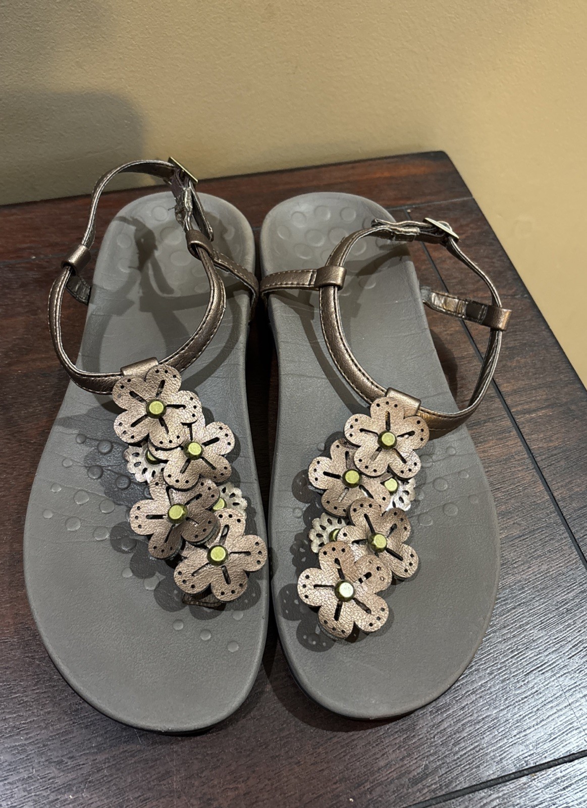 Vionic Julie II Bronze/ Brown Leather Floral Thong T strap Sandals Womens Sz 8
