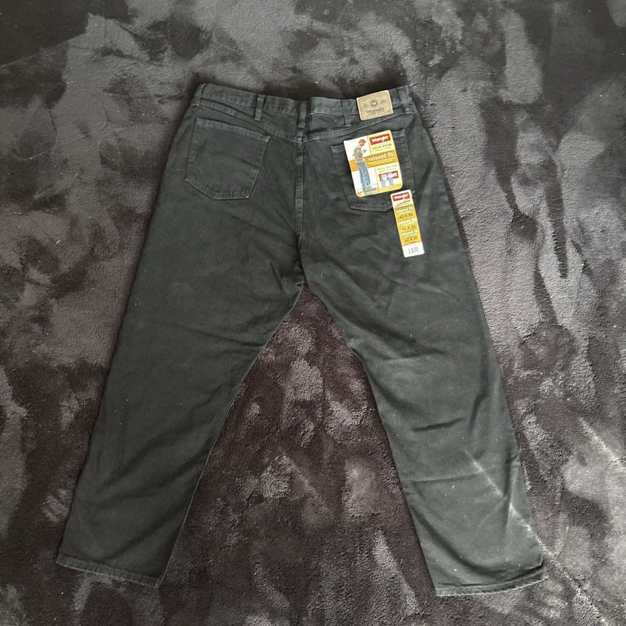 Wrangler Men’s Black Dark Wash Straight Relaxed Fit Mid Rise 5-Pocket Jeans