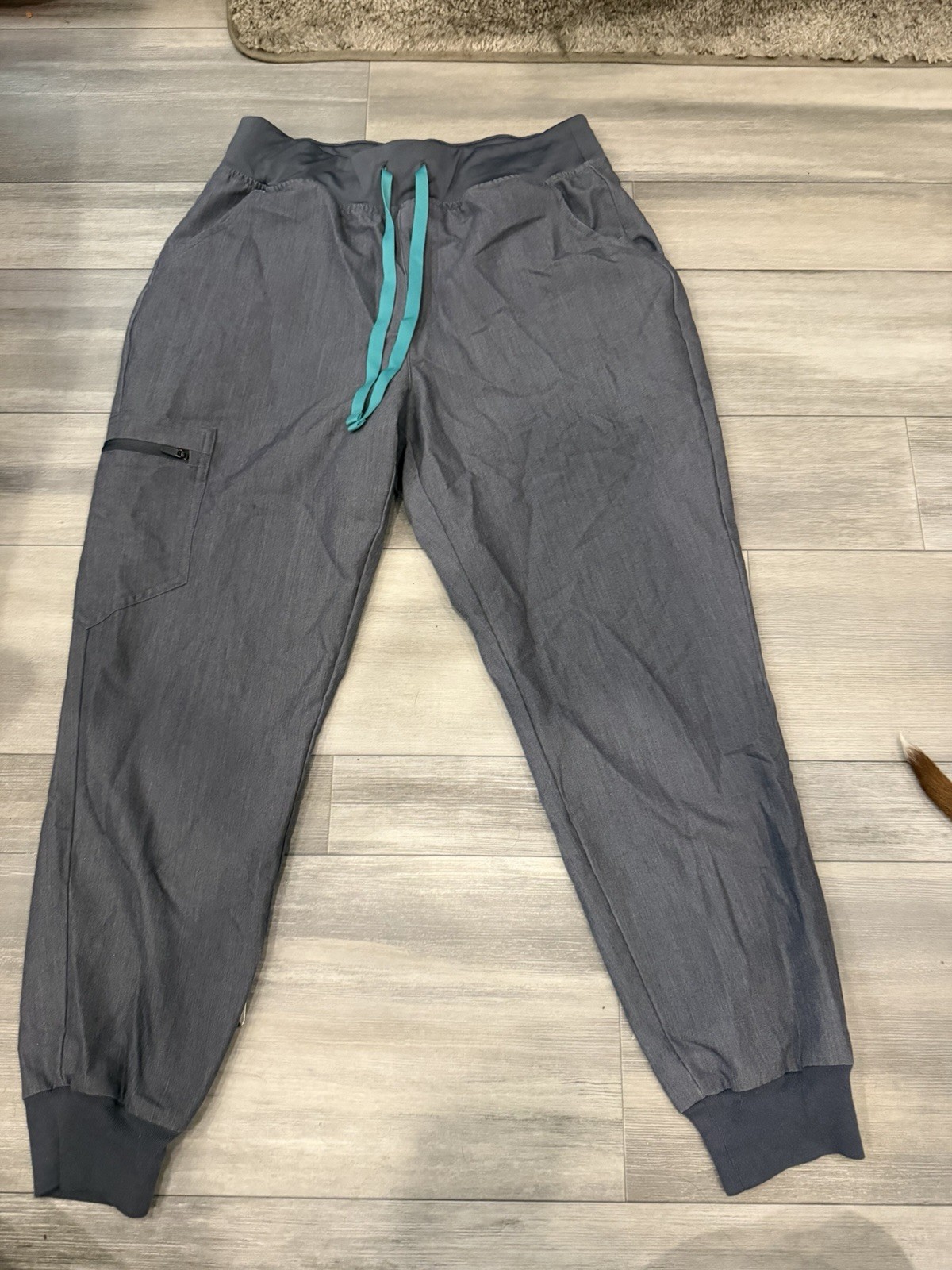 FIGS Technical Collection Gray Scrub Set Top & Jogger Pants, Solid, M