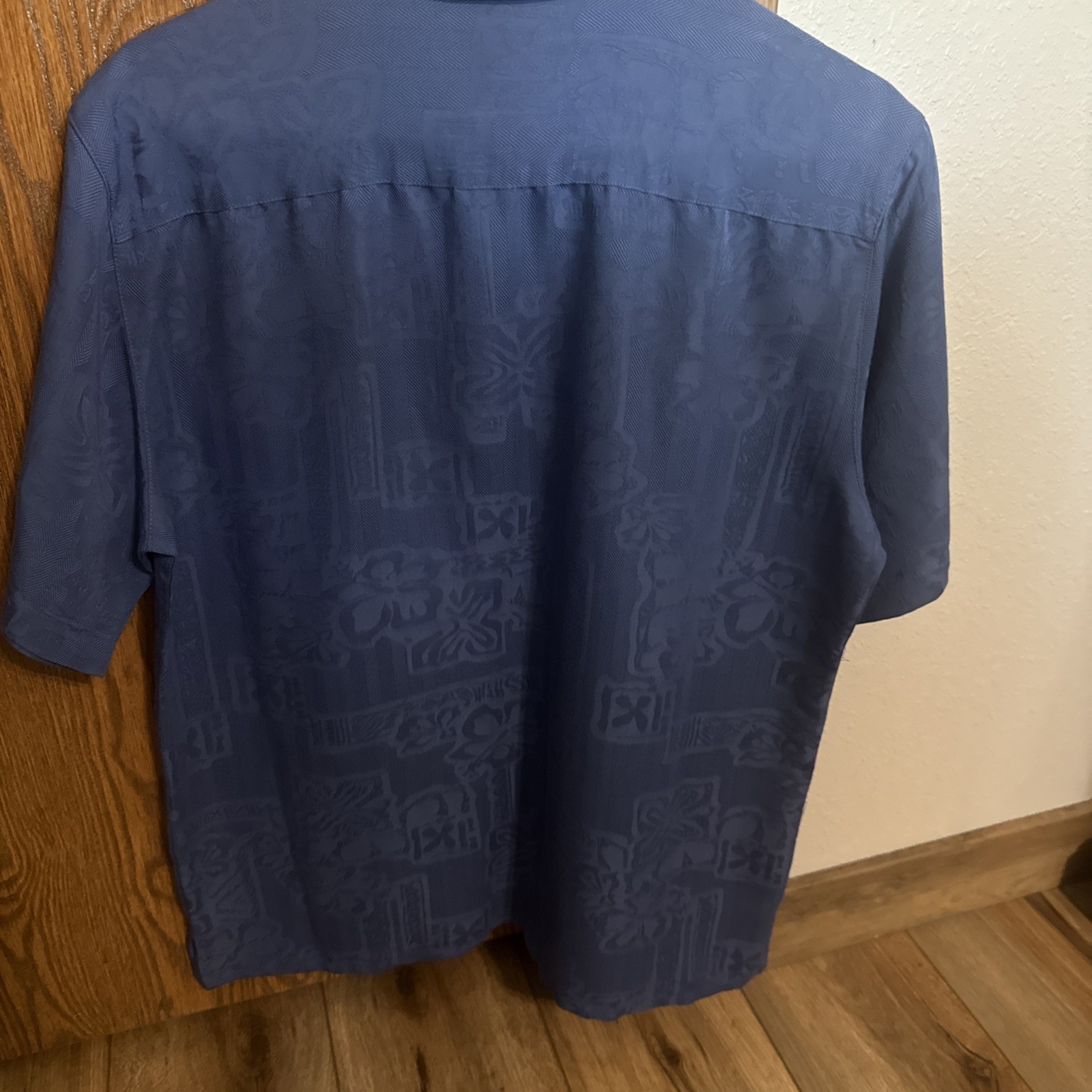 Batik Bay Men’s M Short Sleeve Button Down Shirt Blue Textured Rayon Blend