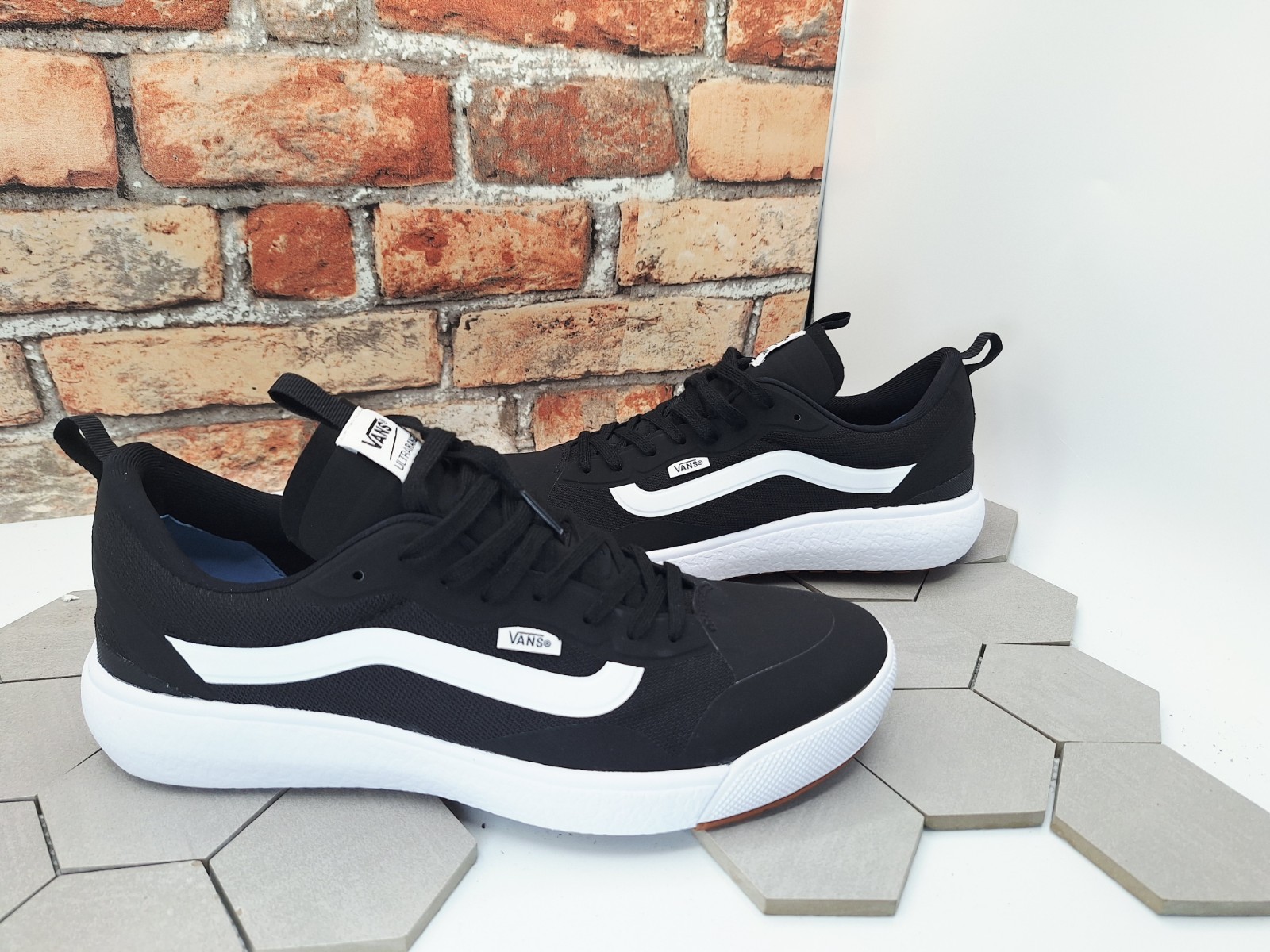 Vans Ultrarange EXO VN0A4U1KBLK Black White Men’s Size US 13 Classic