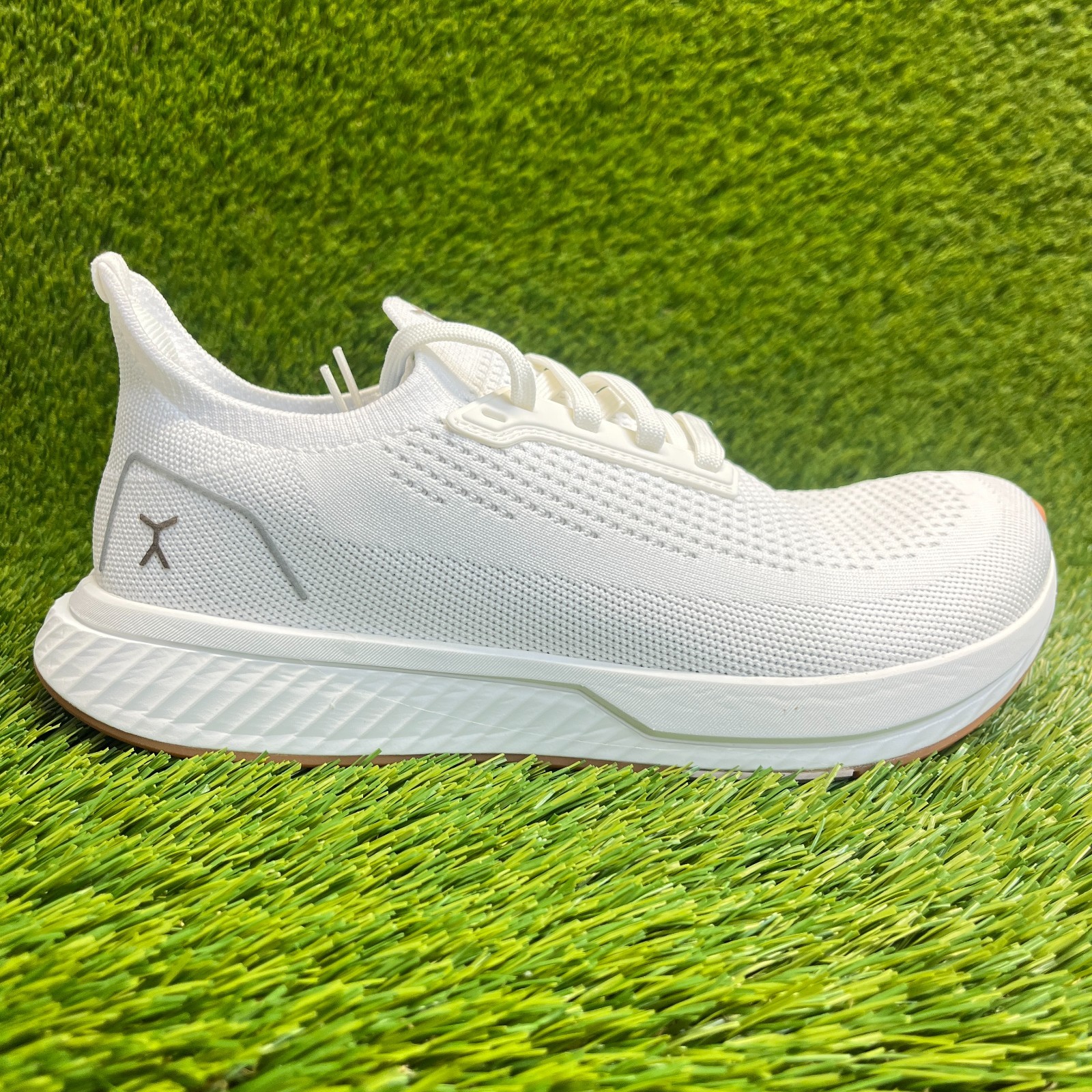 Flux Adapt Runner White Gum Mens Size 8 Womens Size 9.5 Running Athletic Shoes