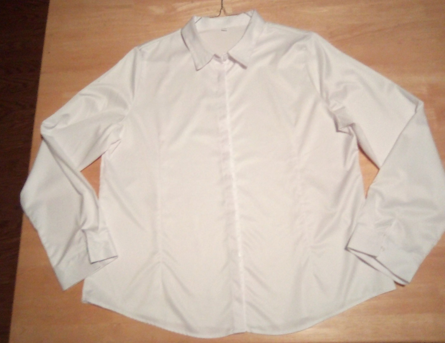 Women’s XL White Long Sleeve Button Down Blouse 5% Spandex Mild Sheen SHAPED.